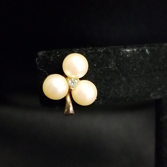 Jewelry - Goldtone pearl flower earrings